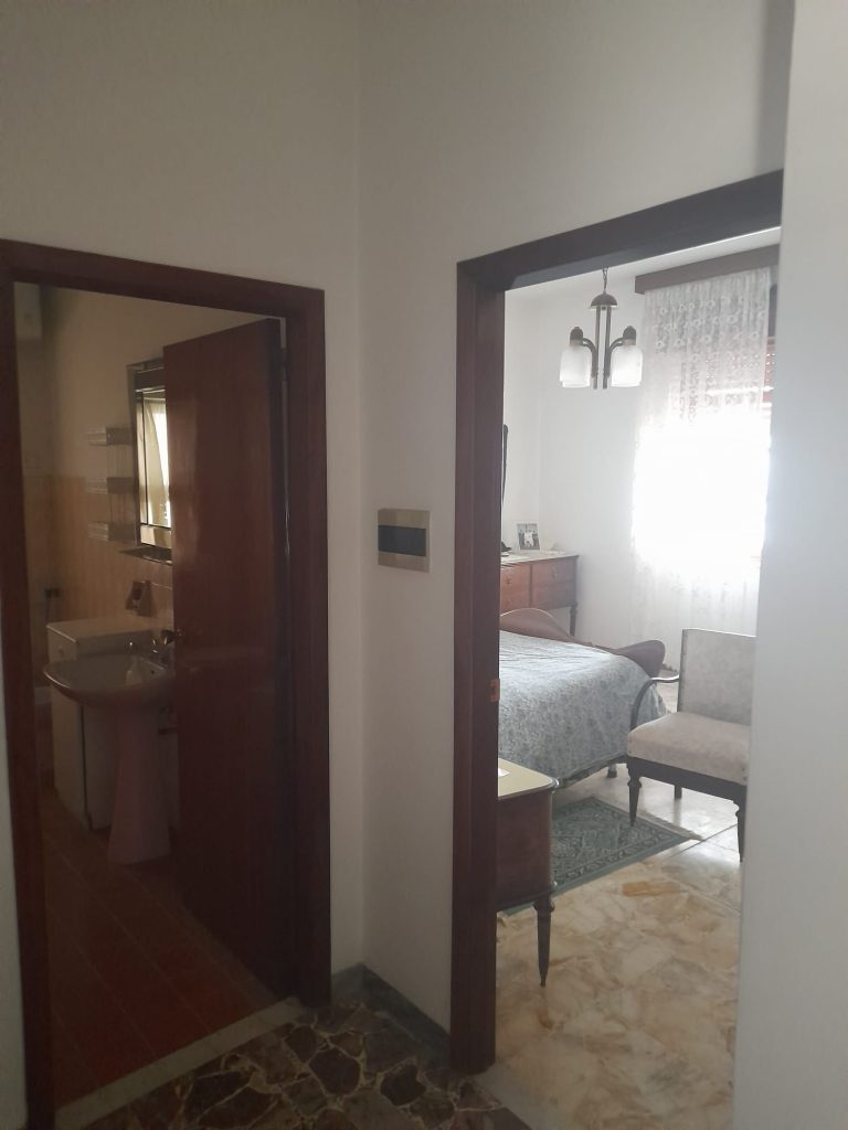 Casa indipendente con garage nel centro urbano (via Roma, 73)