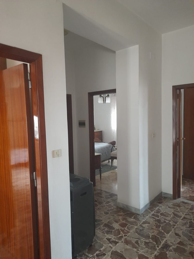 Casa indipendente con garage nel centro urbano (via Roma, 73)