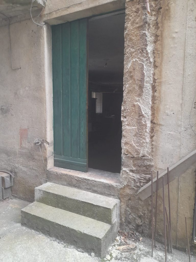 Casa indipendente con garage nel centro urbano (via Roma, 73)