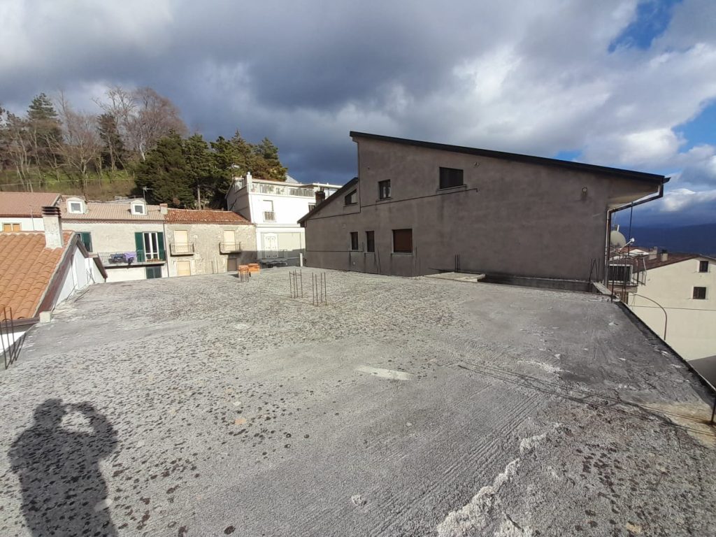 Casa indipendente con garage nel centro urbano (via Roma, 73)