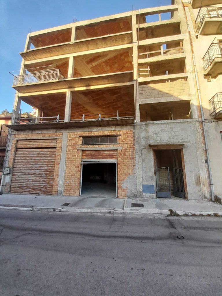 Casa indipendente con garage nel centro urbano (via Roma, 73)