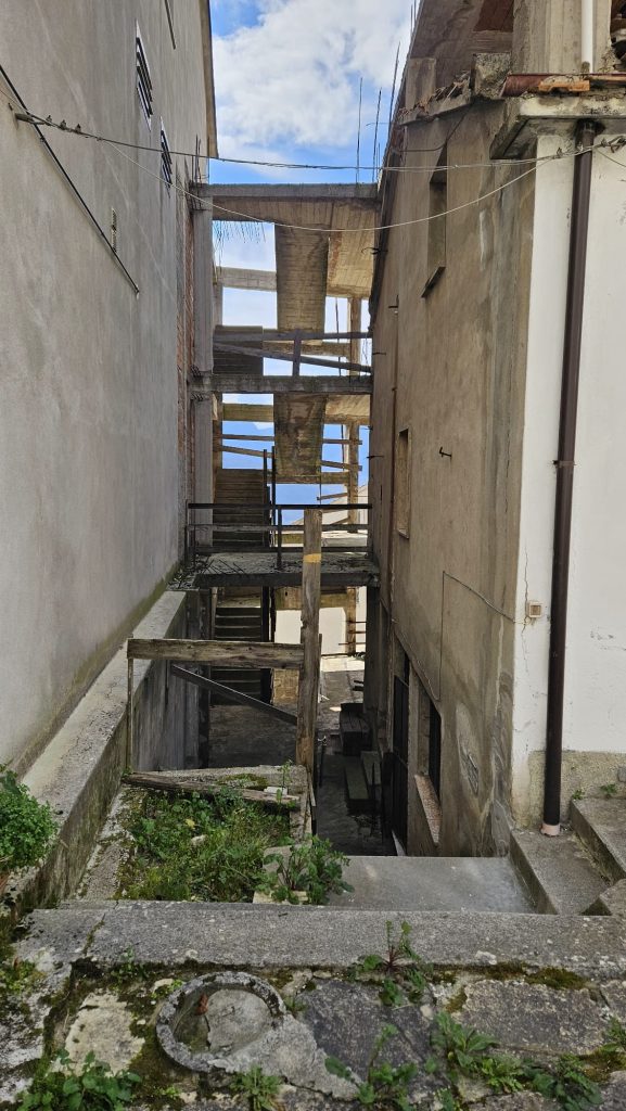 Casa indipendente con garage nel centro urbano (via Roma, 73)