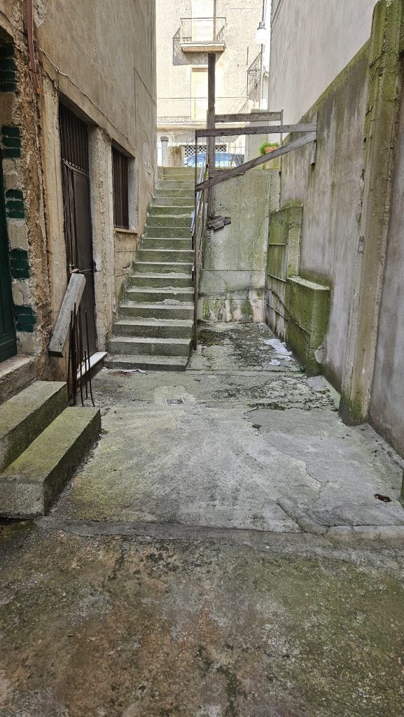 Casa indipendente con garage nel centro urbano (via Roma, 73)