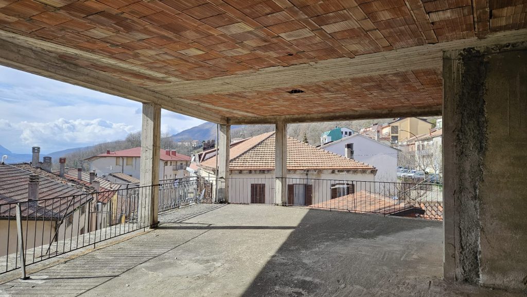 Casa indipendente con garage nel centro urbano (via Roma, 73)