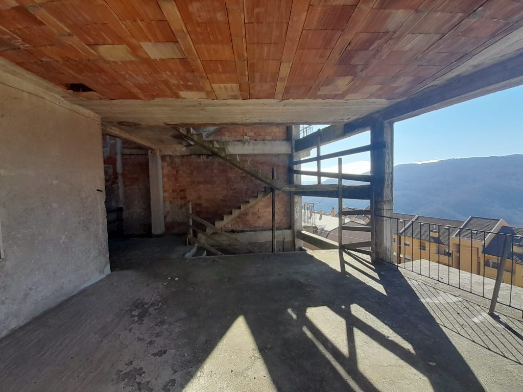 Casa indipendente con garage nel centro urbano (via Roma, 73)