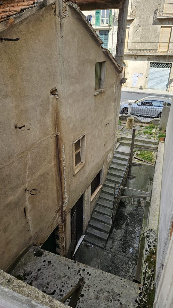 Casa indipendente con garage nel centro urbano (via Roma, 73)