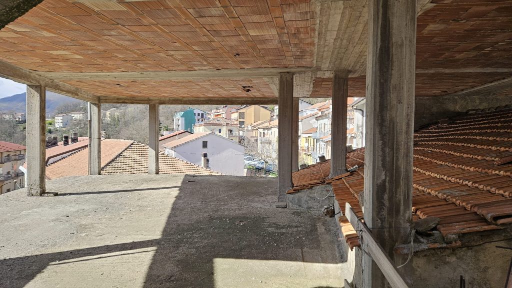 Casa indipendente con garage nel centro urbano (via Roma, 73)