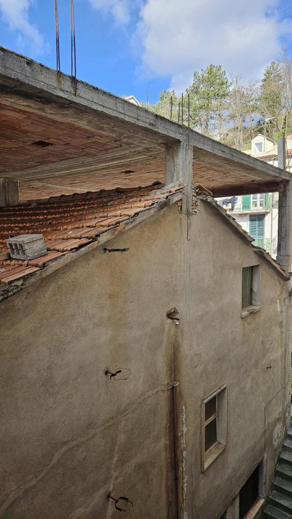 Casa indipendente con garage nel centro urbano (via Roma, 73)