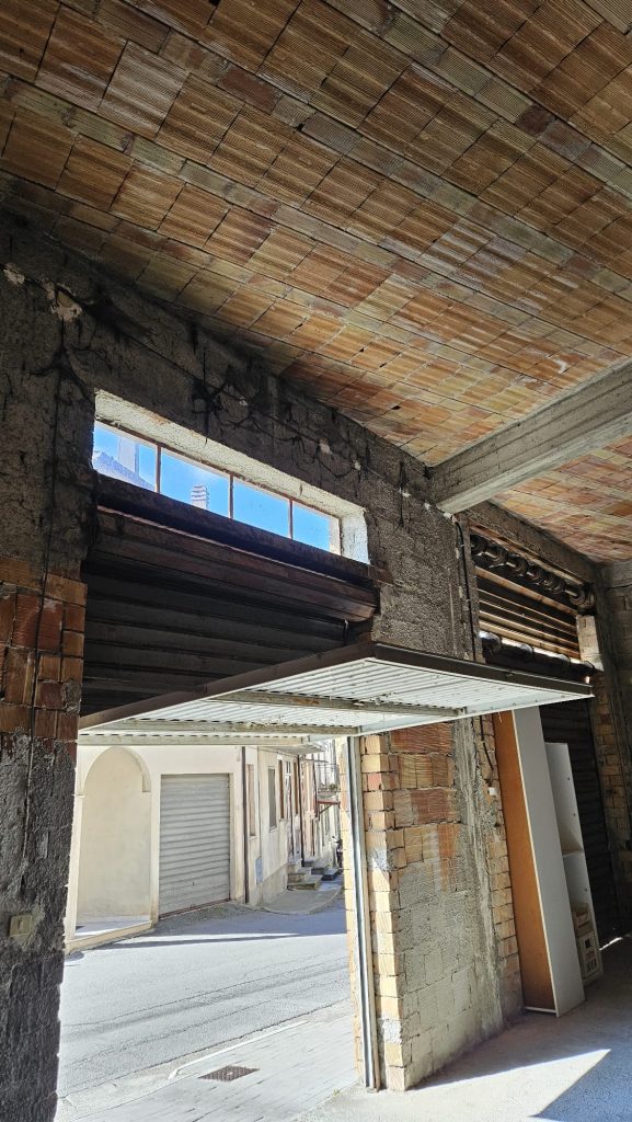 Casa indipendente con garage nel centro urbano (via Roma, 73)