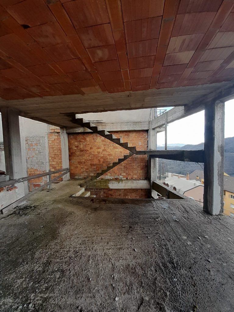 Casa indipendente con garage nel centro urbano (via Roma, 73)