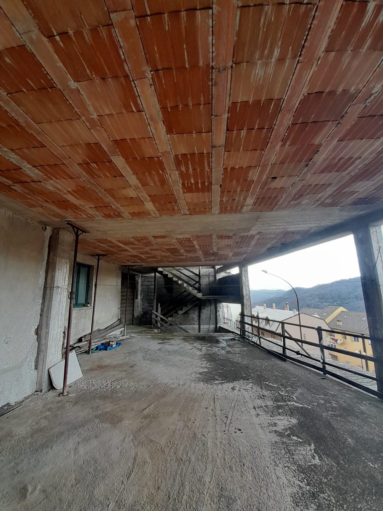 Casa indipendente con garage nel centro urbano (via Roma, 73)