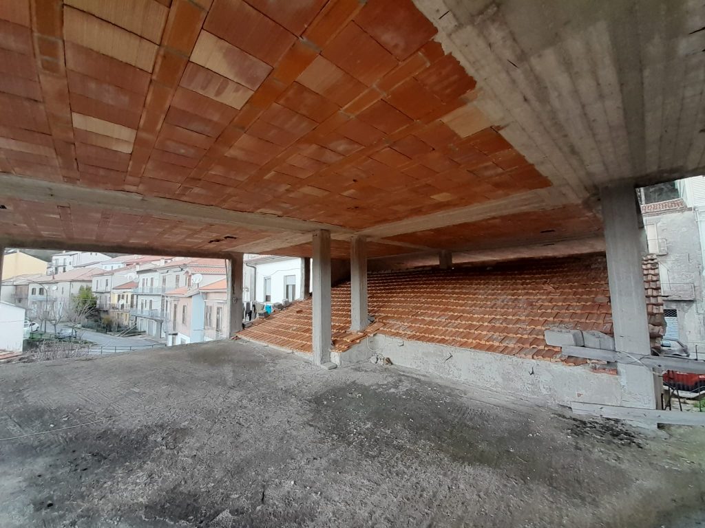 Casa indipendente con garage nel centro urbano (via Roma, 73)