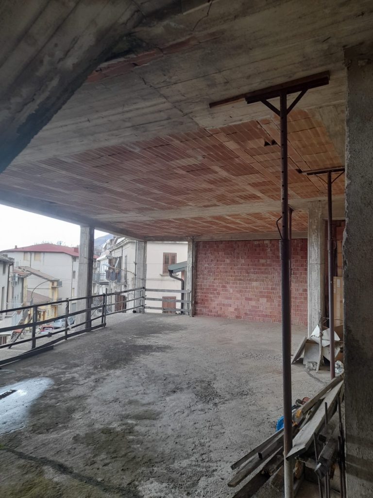 Casa indipendente con garage nel centro urbano (via Roma, 73)