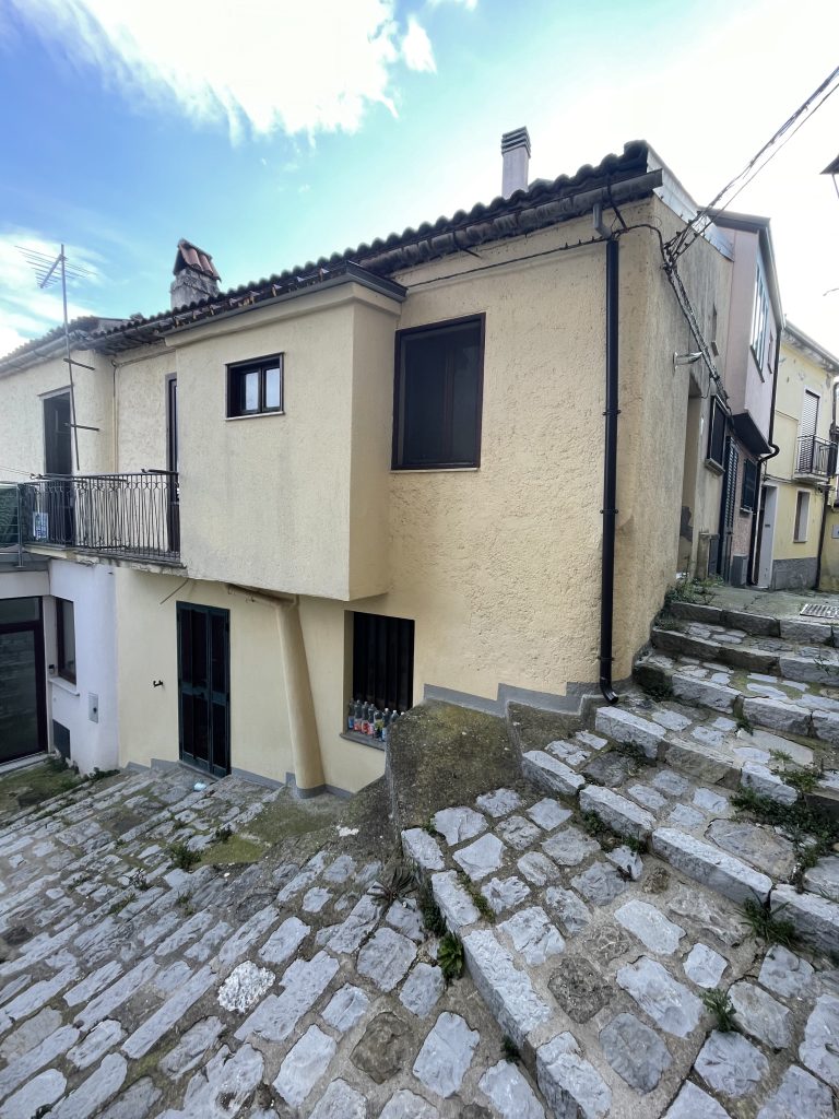 Casa indipendente nel centro storico (via Giotto, 12)