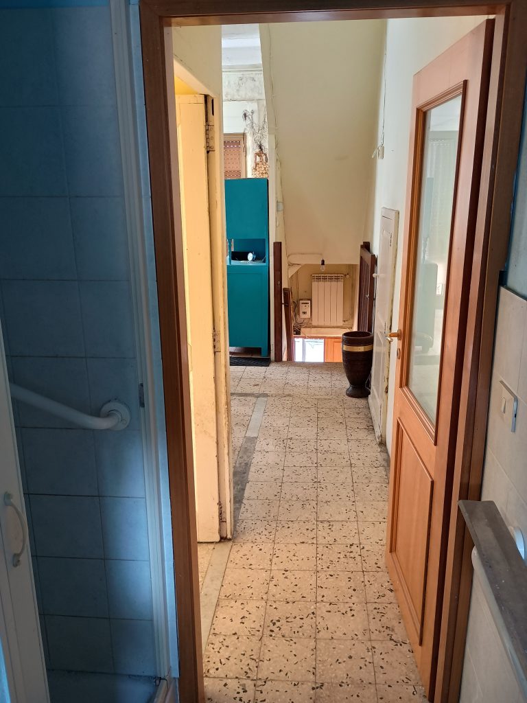 Casa indipendente nel centro urbano (via Foscolo, 16)