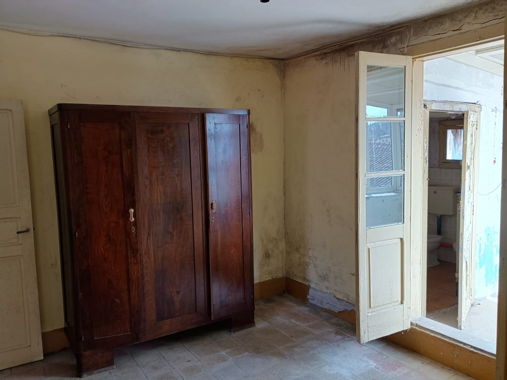 Casa indipendente nel centro urbano (via Foscolo, 16)