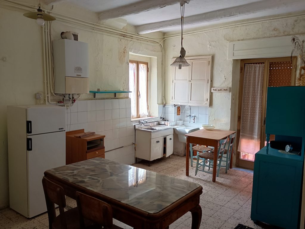 Casa indipendente nel centro urbano (via Foscolo, 16)