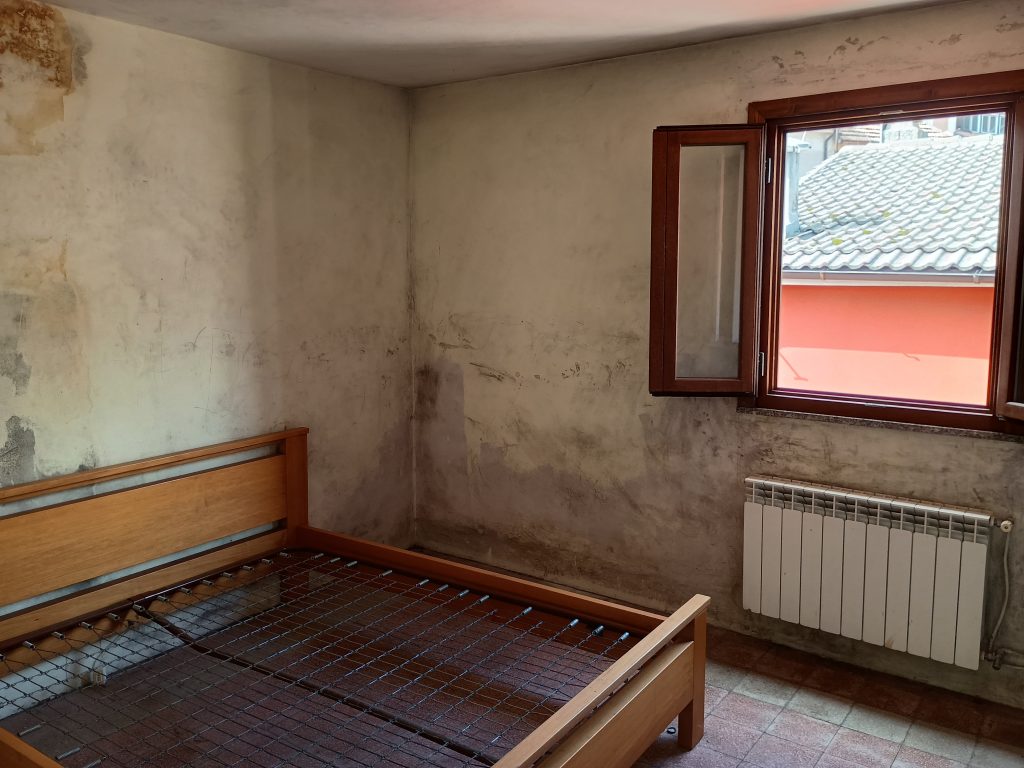 Casa indipendente nel centro urbano (via Foscolo, 16)