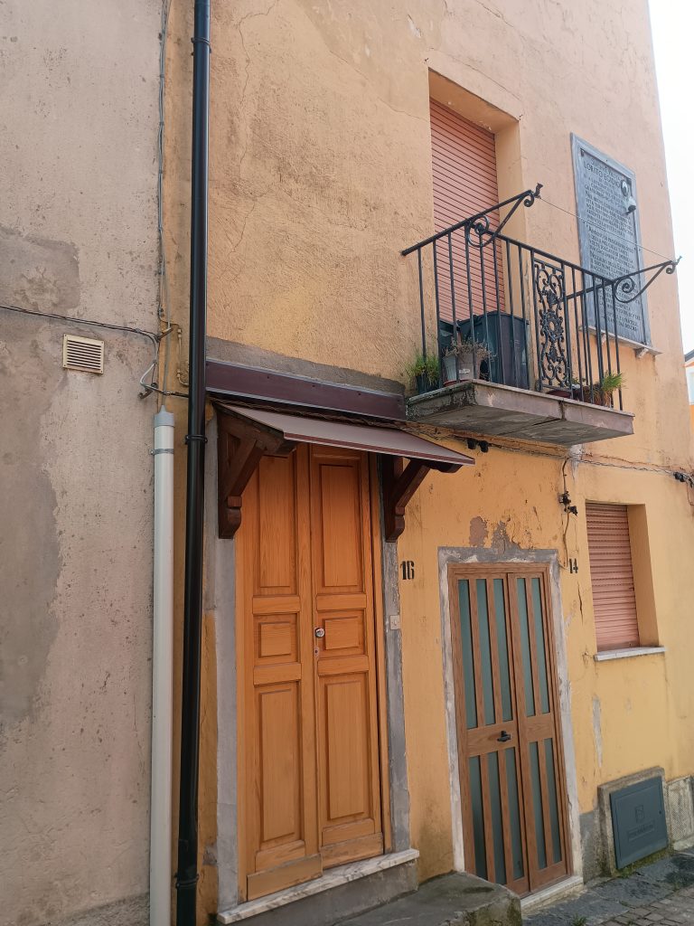 Casa indipendente nel centro urbano (via Foscolo, 16)