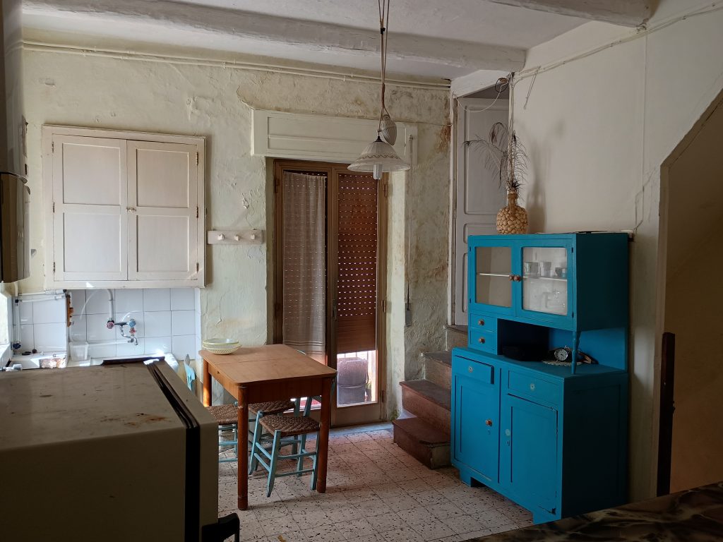 Casa indipendente nel centro urbano (via Foscolo, 16)