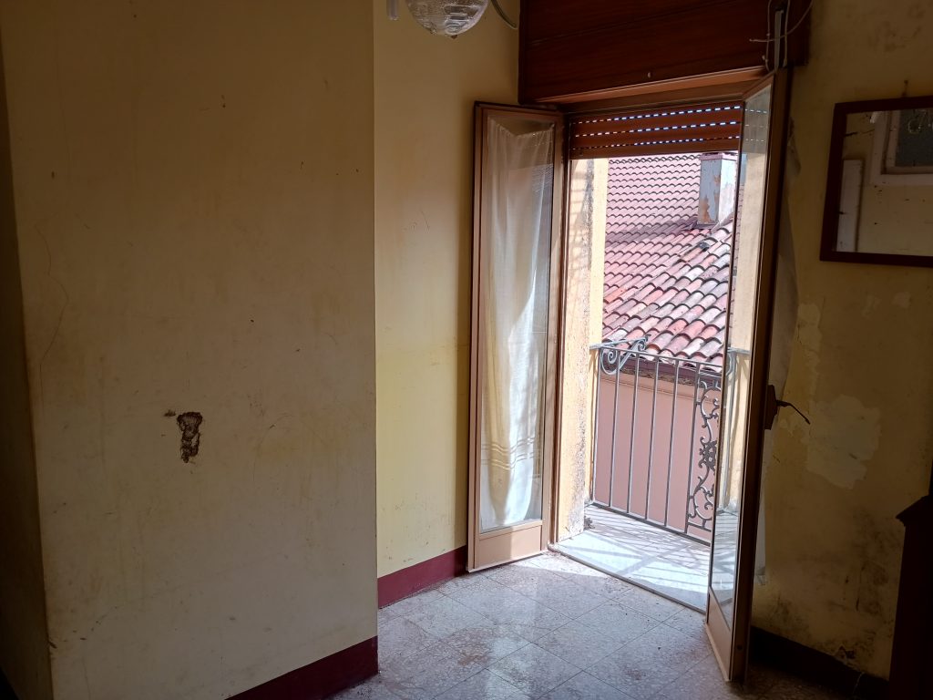 Casa indipendente nel centro urbano (via Foscolo, 16)