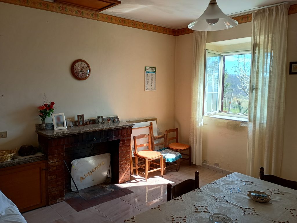 Detached house with land (c.da Piè d’Alpi, 14)