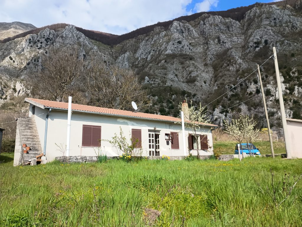 Detached house with land (c.da Piè d’Alpi, 14)