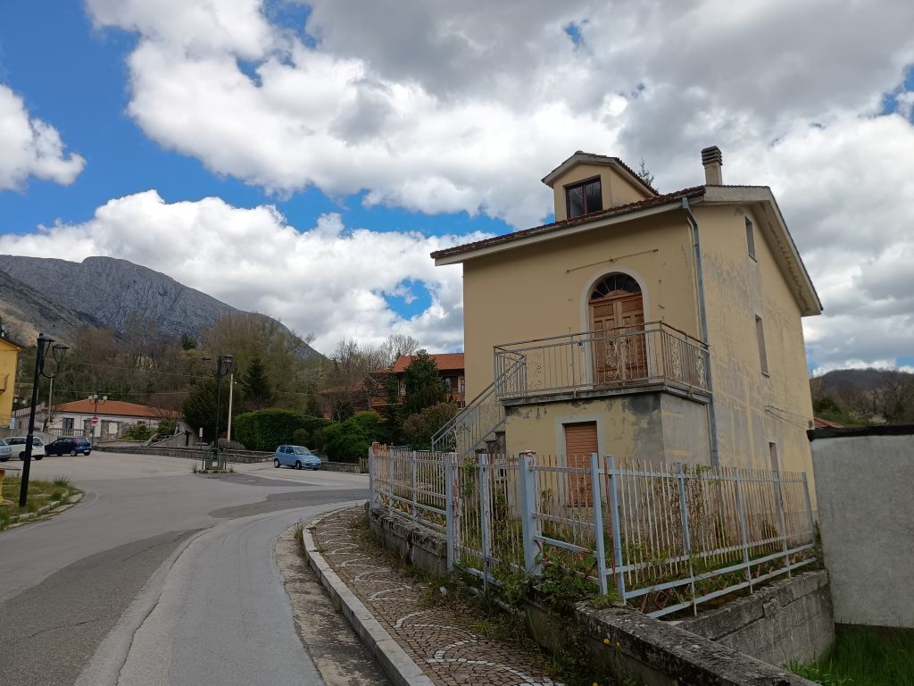 Casa indipendente in c.da Calda (via Pizzo Falcone, 10)