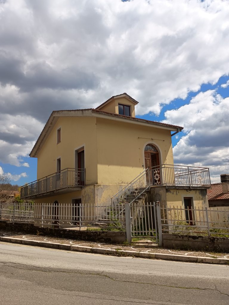 Casa indipendente in c.da Calda (via Pizzo Falcone, 10)