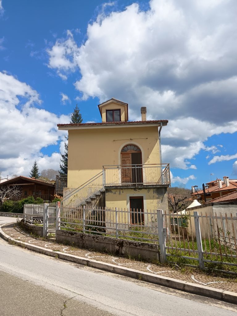 Casa indipendente in c.da Calda (via Pizzo Falcone, 10)