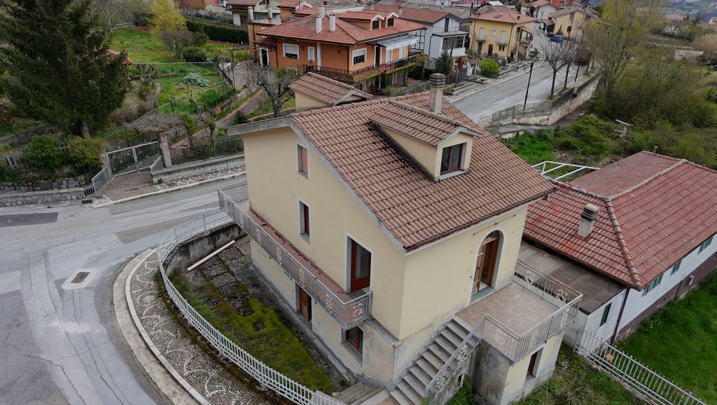 Casa indipendente in c.da Calda (via Pizzo Falcone, 10)