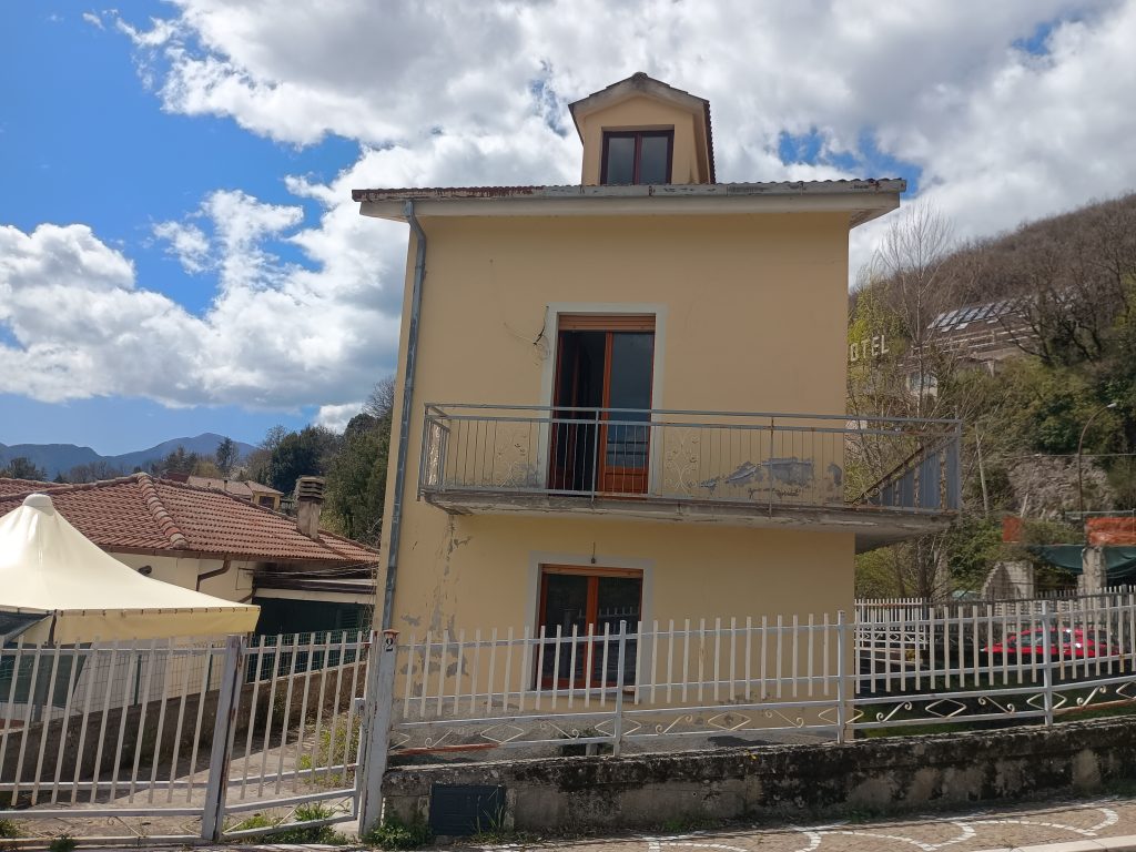 Casa indipendente in c.da Calda (via Pizzo Falcone, 10)