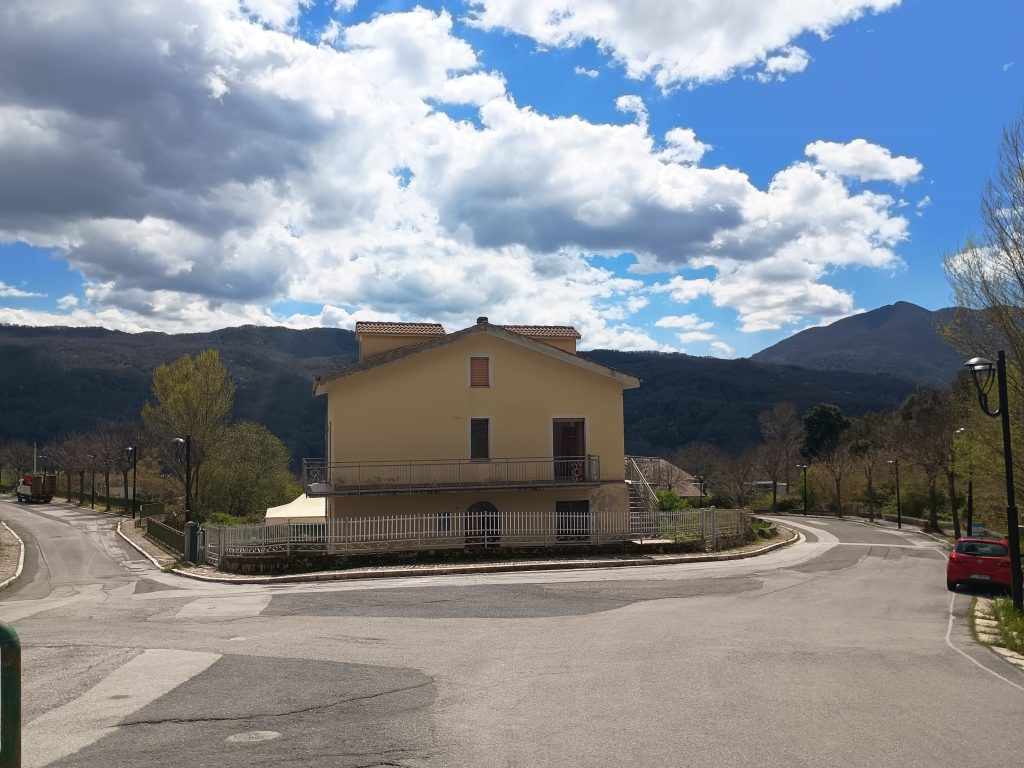 Casa indipendente in c.da Calda (via Pizzo Falcone, 10)