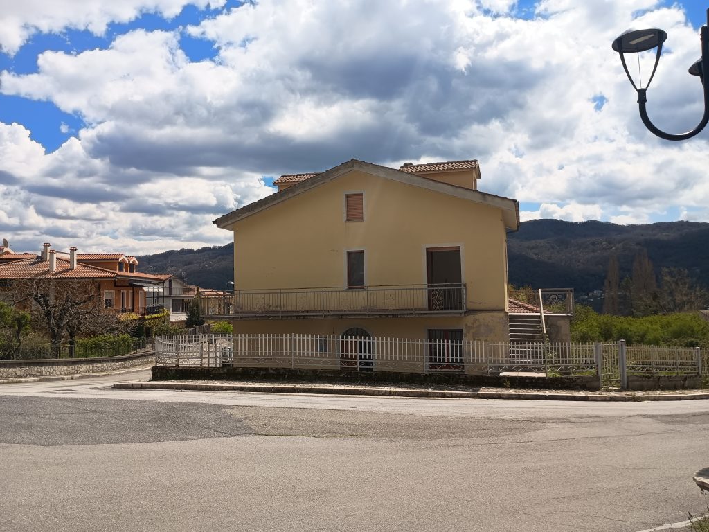 Casa indipendente in c.da Calda (via Pizzo Falcone, 10)