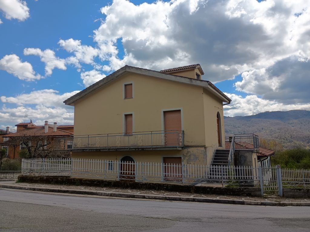 Casa indipendente in c.da Calda (via Pizzo Falcone, 10)
