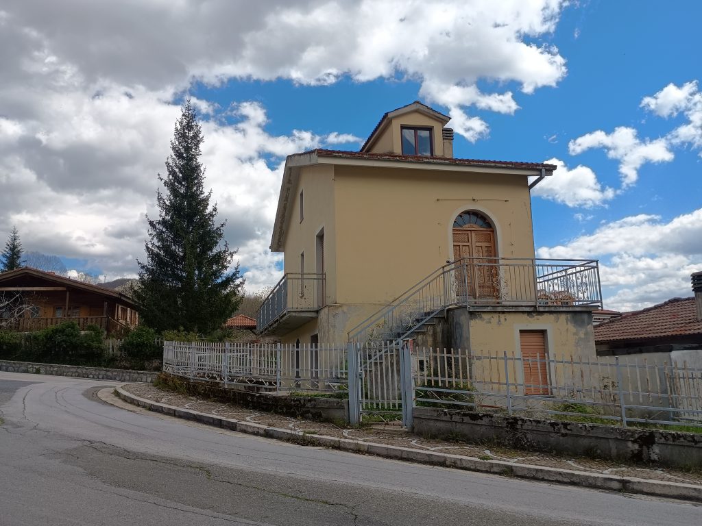 Casa indipendente in c.da Calda (via Pizzo Falcone, 10)