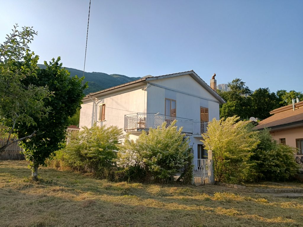 Villa with garage and garden in the thermal area (via Monte Pollino, 27)