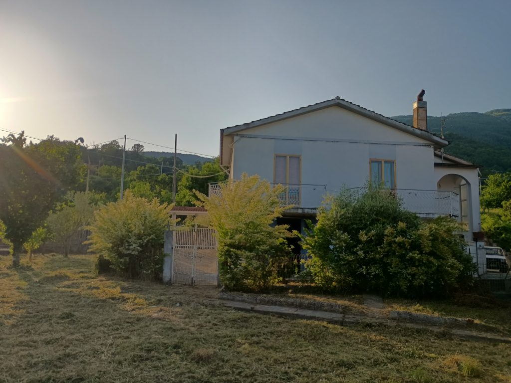 Villa with garage and garden in the thermal area (via Monte Pollino, 27)