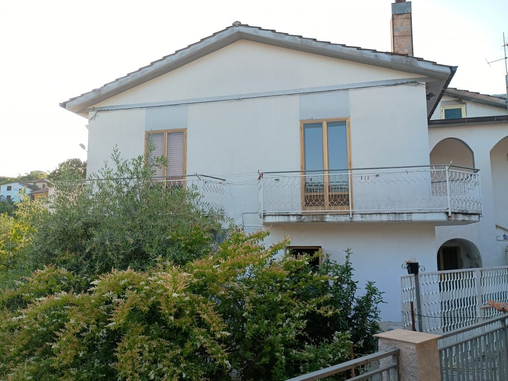 Villa with garage and garden in the thermal area (via Monte Pollino, 27)