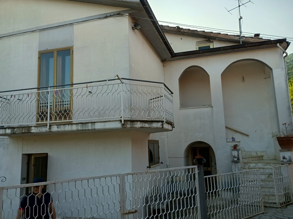 Villa with garage and garden in the thermal area (via Monte Pollino, 27)