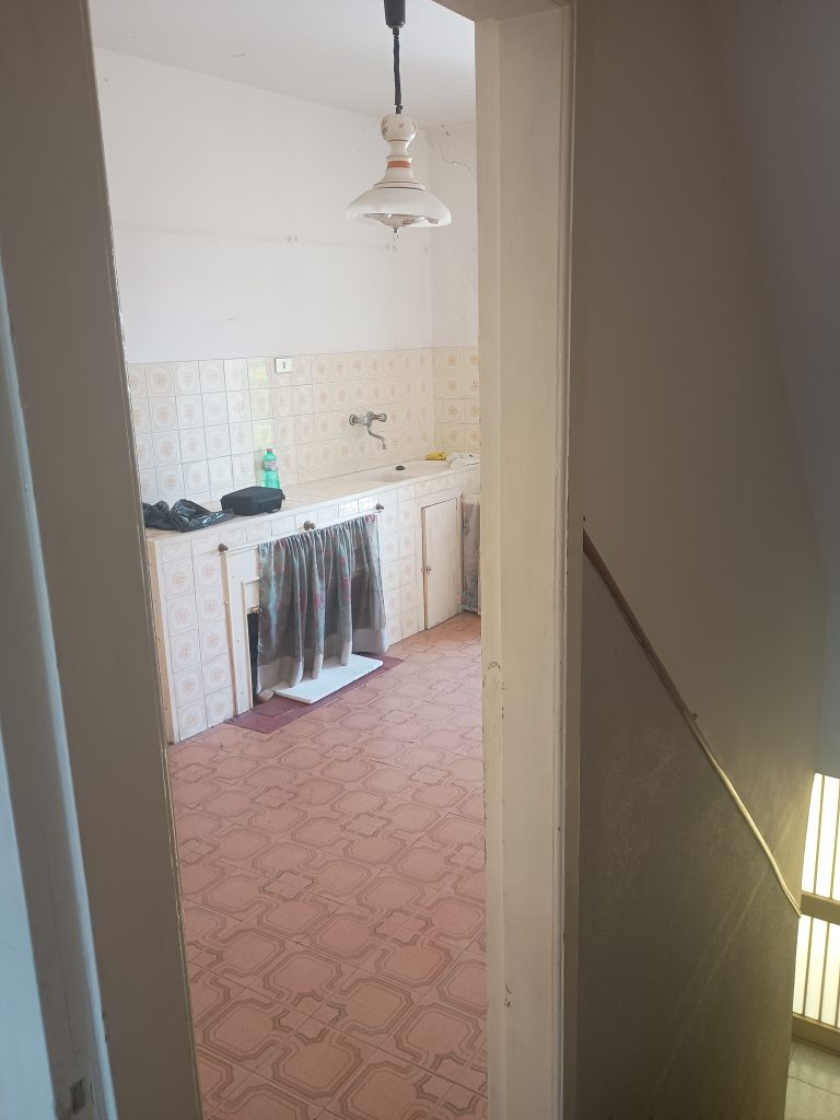 Detached house with garage in the urban centre (piazza Umberto I°, 16)