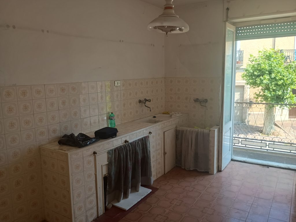 Detached house with garage in the urban centre (piazza Umberto I°, 16)