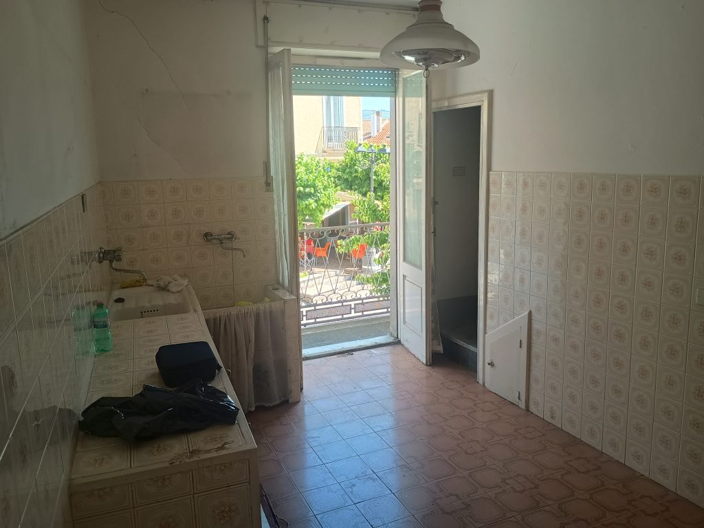 Detached house with garage in the urban centre (piazza Umberto I°, 16)