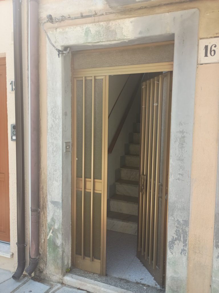 Detached house with garage in the urban centre (piazza Umberto I°, 16)