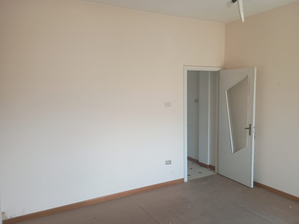 Detached house with garage in the urban centre (piazza Umberto I°, 16)