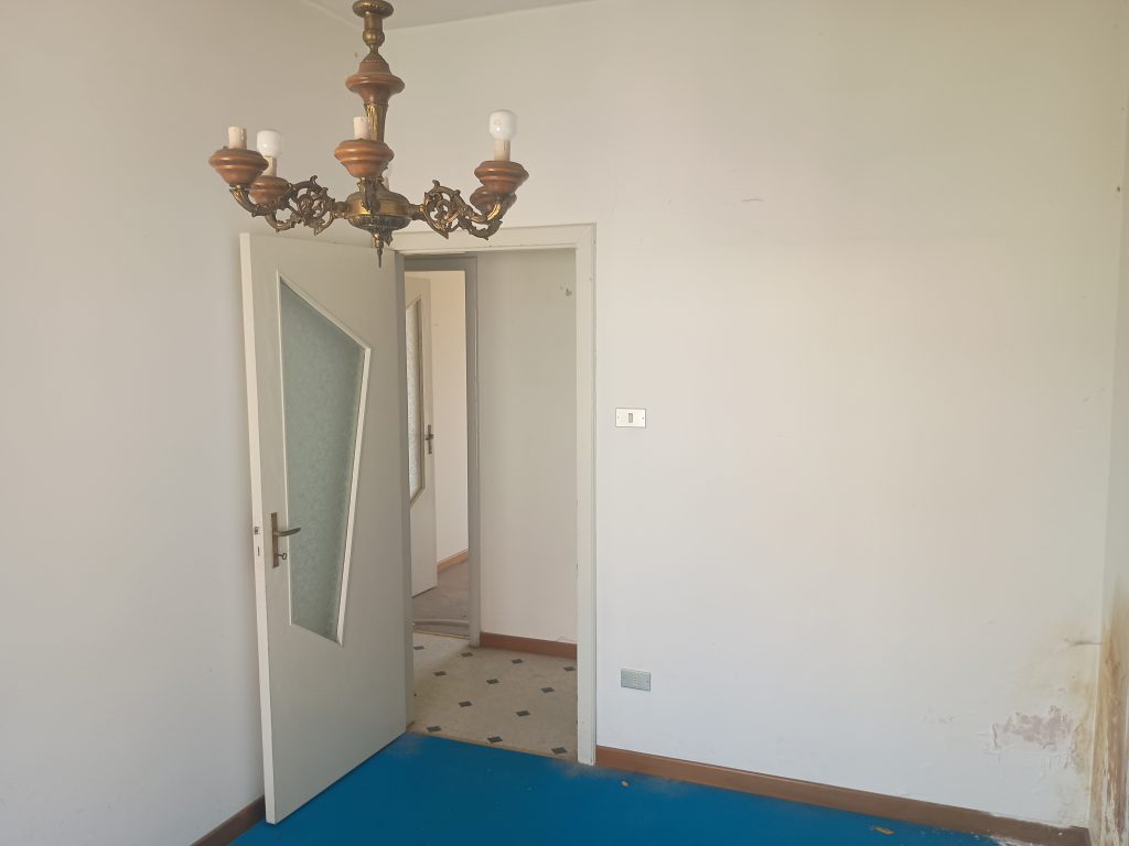 Detached house with garage in the urban centre (piazza Umberto I°, 16)
