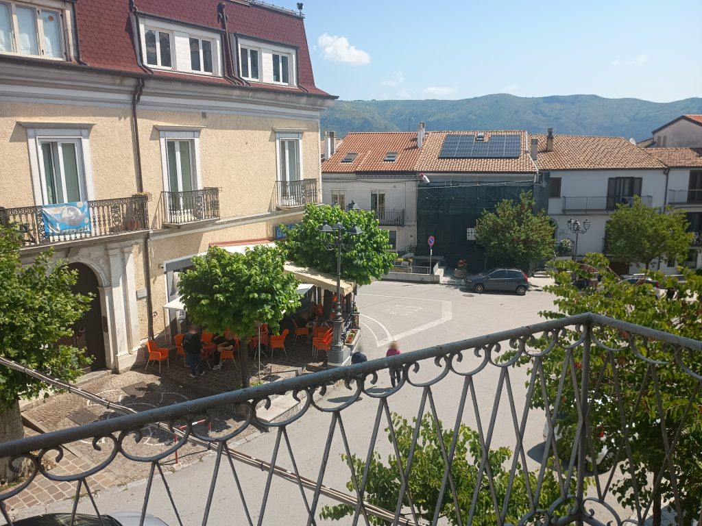 Detached house with garage in the urban centre (piazza Umberto I°, 16)