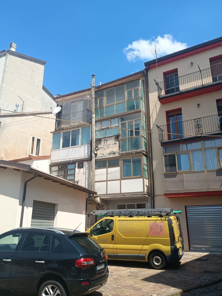 Detached house with garage in the urban centre (piazza Umberto I°, 16)