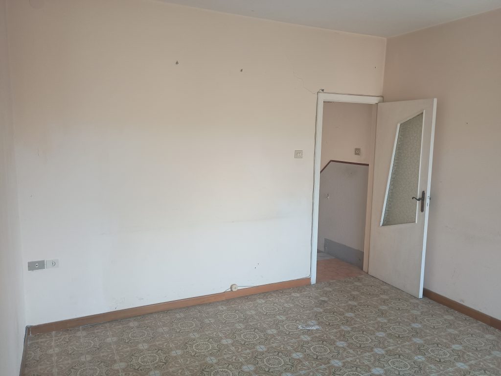 Detached house with garage in the urban centre (piazza Umberto I°, 16)