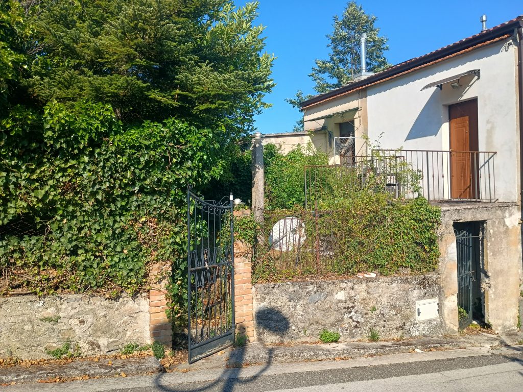 Detached house with land in the thermal area (via Santa Croce, 6)